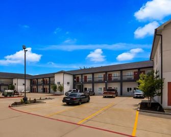 Comfortable and Affordable Stay 13 Miles From AT&T Stadium, Prime Location - Forest Hill - Building