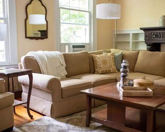 Luxury Apartment in Scranton's Hill Section! - Scranton - Living room