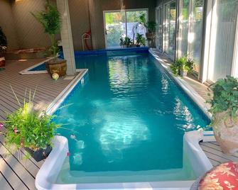 Luxurious 4 Bedroom House- 5 Min Walk To The Beach - Long Beach - Pool