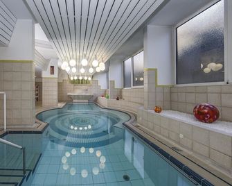 Kurhotel Unter den Linden - Bad Fuessing - Pool