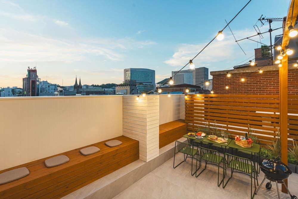 Sinchon Local Friends Hotel - סיאול - מרפסת