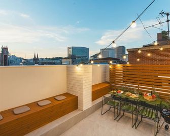 Sinchon Local Friends Hotel - סיאול - מרפסת