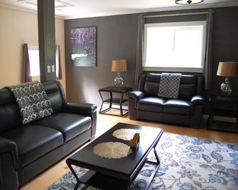 Peaceful, Private Cabin In Pines Near C. Falls & W. Glacier, Dbl. Occup. Rates - Columbia Falls - Вітальня
