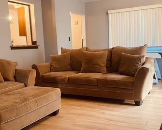 Cozy 4 Bedroom Colonial - Detroit - Sala de estar