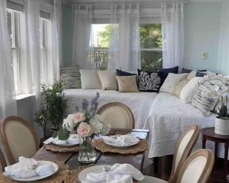 Sunset River Cottage encapsulates nautical romance. - Elkton - Living room
