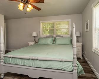The Lake House At Hudson - Salina - Bedroom