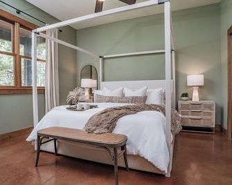 Lake Mcqueeney Family Farmhouse-Pool Table-Ping Pong~Sleeps 16 - McQueeney - Slaapkamer