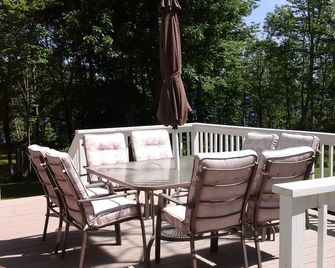 Cozy Cabin with Sandy Beach - Monmouth - Balcony