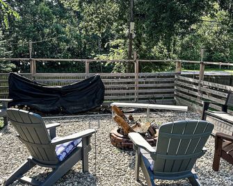 Pet-Friendly Home Near Columbus w/ Fenced Yard - Reynoldsburg - Innenhof