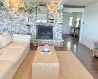 Lakehouse Estate with endless views of Lake Michigan - Mequon - Wohnzimmer