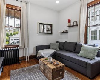 Newly Renovated Gem in Melrose - Pet Friendly - Albany - Living room