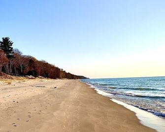Direct Lake Michigan Pentwater Home - Pentwater - Beach