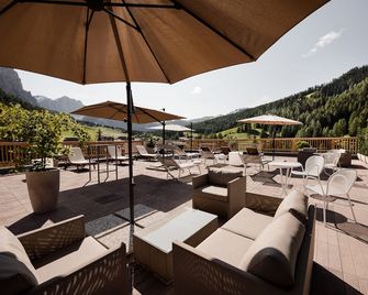 Hotel Diamant - St. Kassian - Innenhof