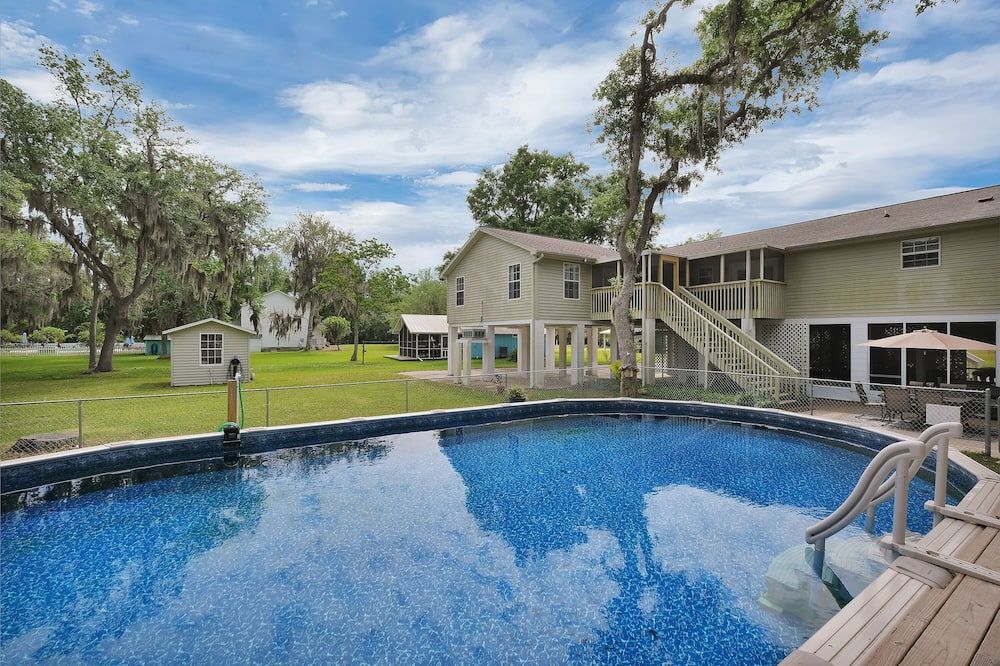 Waterfront, Sleeps 16,2 Docks, Pool,fire Pit, Free Boats/ Wedding Venue - Palatka - Pool