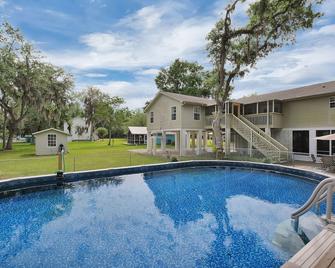 Waterfront, Sleeps 16,2 Docks, Pool,fire Pit, Free Boats/ Wedding Venue - Palatka - Pool