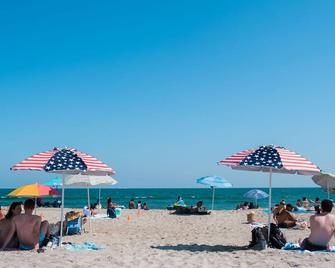 The Beach House NY, a beach block home in Far Rockaway with a vibe - Queens - Beach