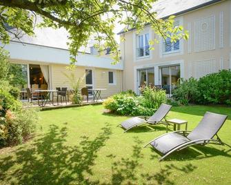 Hôtel Le Gue Du Holme - Saint-Quentin-sur-le-Homme - Patio