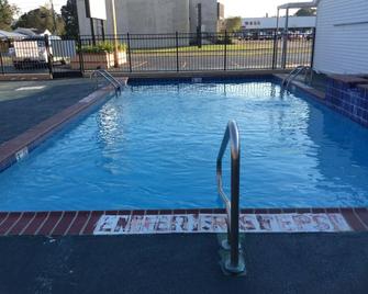 Budget Inn and Suites - Abbeville - Pool
