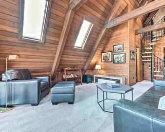 Spacious Syracuse Getaway w/ Waterfront Deck! - Syracuse - Lounge