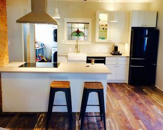 Immaculate Home 3 Blocks to Main Street Longmont - Longmont - Kitchen