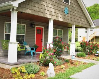 Enjoy the huge southern porch. Grab your sweet tea, Relax with Your Best Friend! - Chattanooga - Patio