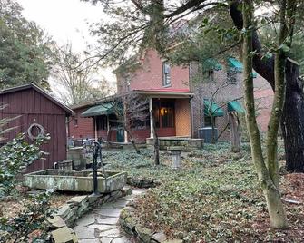 Charming 1825 historic home nestled in the heart of Deer Creek Winery. 12 guests - Юніонтаун