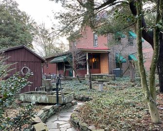 Watsons Woodland Manor at Deer Creek Winery - Uniontown - Buiten zicht