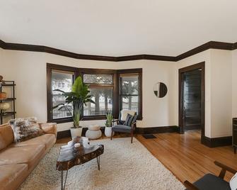 Heart of Lakes & Uptown -walk to coffee, lakes and shops + mins from MOA and DT - Minneapolis - Living room