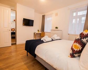 Modern London Home Near Clapham - London - Bedroom