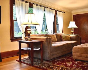 Fabulous Uptown Location! 7br! Steps From Lake Bde Mka Ska! Downtown! Moa! - Mineápolis - Sala de estar