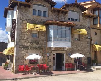 Hostal Monica - Bezana - Edificio