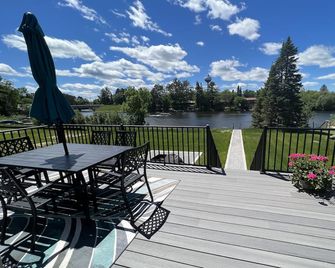 On the Chain, near downtown, close to trails, private dock, dog-approved! - Eagle River - Balkon