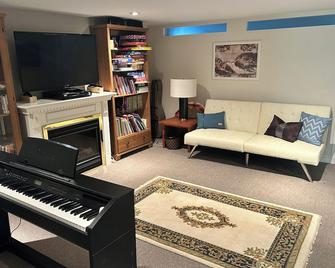 Serenity on the Trent - Campbellford - Living room