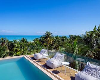 Mero Mero Hotel - El Cuyo - Piscina