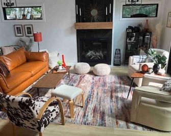 Lakehaus - Stunning Scandinavian Simplicity! - Webster - Living room