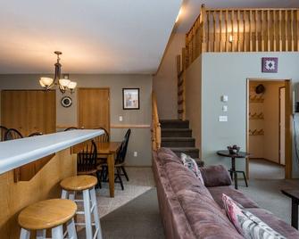 Newly renovated townhouse - ski right to your door, Private hot tub, BBQ - Armstrong - Living room