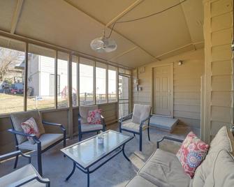 Family-Friendly Sand Springs Home about 8 Mi to Tulsa! - Sand Springs - Living room