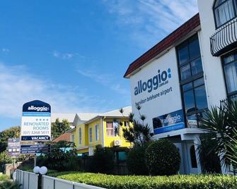Amazing location Motel room with bathroom, includes wifi, carpark & utilities - Brisbane - Building