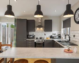 Acorn Cottage - Tenby - Küche