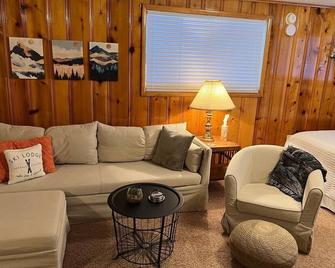 Mountain View Lodge Kitchenette Suite - Room 3 - Red River - Living room