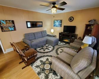 Schuessler House, Wellston, MI New Central Air! Washer and Dryer! - Wellston - Living room