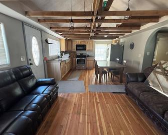 Charming 1-bedroom cottage with WiFi and AC in delightful Pendleton - Pendleton - Living room