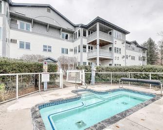 Ski-In/Ski-Out Family Condo at Smugglers’ Notch with Pool, Hot Tub & Game Room - Jeffersonville - Pool
