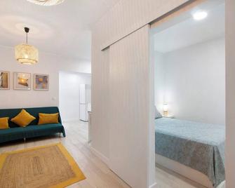 Holiday Home 'Casa Belice' with Private Terrace, Wi-Fi and Air Conditioning - Vila Real de Santo António - Wohnzimmer