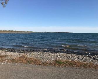 The Jurassic Lake House - Quinte West - Beach