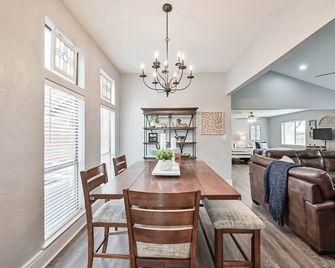 Mansfield Farmhouse, Hot Tub, Arcade, Near at&t Stadium, Sleeps 6 + Pets Ok - Mansfield - Eetruimte