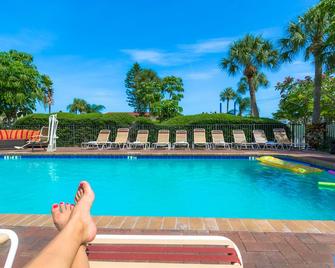 Tropical Beach Resorts - Sarasota - Pool