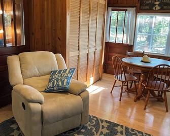 1950's Knotty Pine Cabin updated features View of Mountains/Lake Catherine Quiet - Hot Springs - Living room