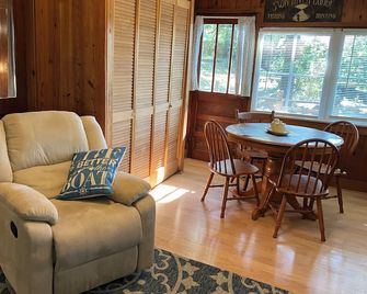 1950's Knotty Pine Cabin updated features View of Mountains/Lake Catherine Cozy - Hot Springs - Sala de estar
