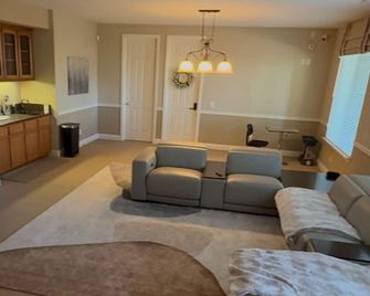 Charming -Tranquility Guest-Rm Suite in Auburn, Coffee, Teas & WiFi - Auburn - Wohnzimmer